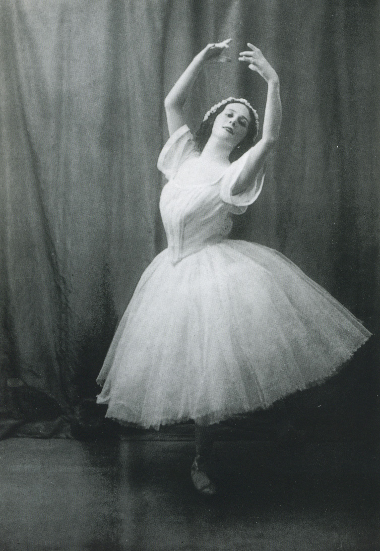Anna Pavlova in the Ballets Russes ballet Les Sylphides (1909).