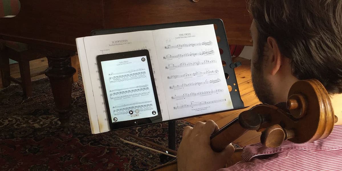 Reading music scores on gadgets such as ipad