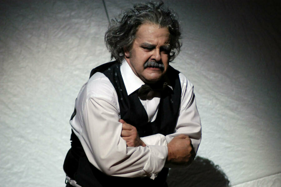 Einstein, as played by Oskar Hillebrandt (Theater Dortmund, 2006) 
