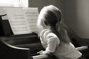 bw-young-girl-at-piano
