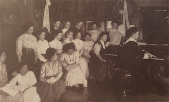 A photograph taken during Zeisler’s piano class. 