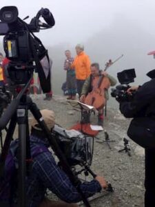 Ludovit Kanta climbed up the 3003-meter peak of Tateyama, one of Japan’s “Three Holy Mountains”, carrying his cello and camera.