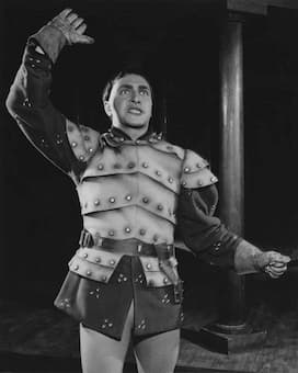Christopher Plummer as King Henry V in Henry V, 1956