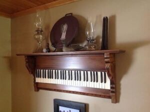 Piano keyboard shelf