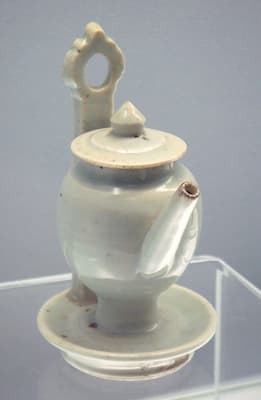 Jingdezhen ware, Qingbai glazed lamp (1271–1368)