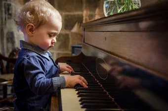 child at piano