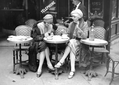 Coffee drinkers on the avenue
