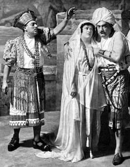 From left to right: Giuseppe De Luca (Zurga), Frieda Hempel (Leila) and Enrico Caruso (Nadir), in the New York Met 1916 production