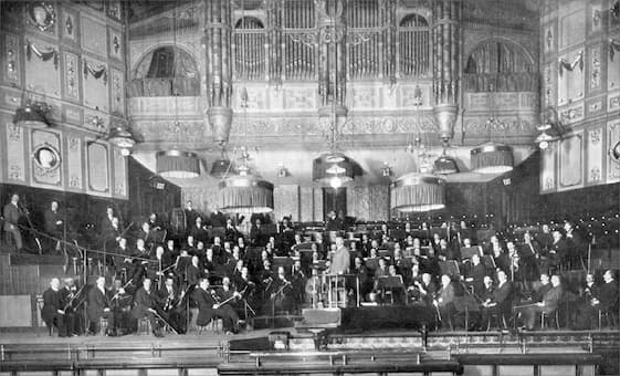 	 Sir Edward Elgar and the London Symphony Orchestra on the platform of the Queen's Hall