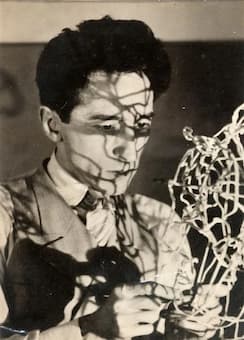 Man Ray: Jean Cocteau with a portrait made of pipe cleaners (ca. 1926)