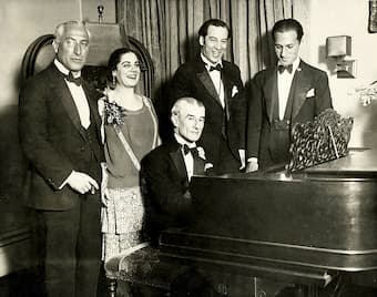 Oskar Fried (left) in 1928 celebrating Maurice Ravel’s birthday, joined by singer Éva Gauthier, composer and violinist Manoah Leide-Tedesco, with George Gershwin at the right and Ravel at the piano. 