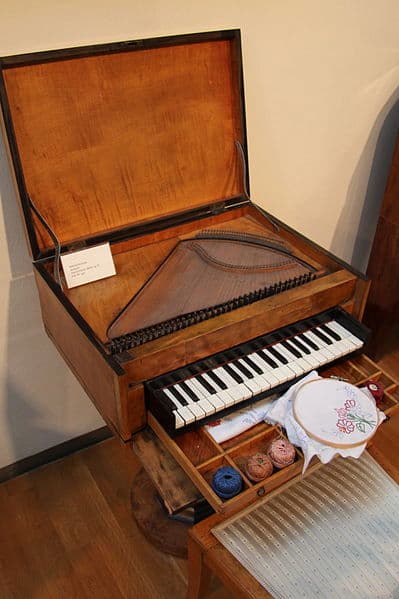 Sewing Table Piano, 1840-1860, Germany (Musikinstrumenten-Museum des Staatlichen Instituts für Musikforschung, Nr. 347)