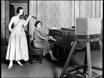 Jelly d'Arányi (with Myra Hess at the piano), in a BBC studio in 1928