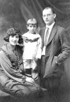 Leonard Bernstein with father Samuel and mother Jennie, 1921