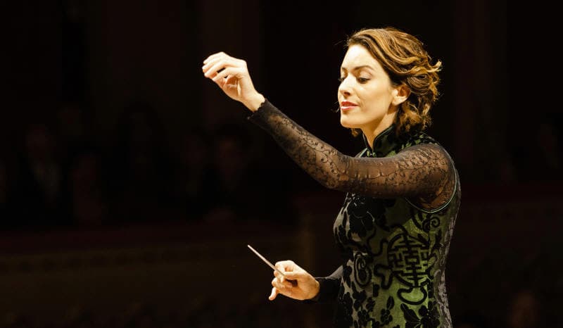 Alondra de la Parra conducting