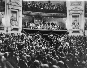 Black and white photo of the "Hommage national" to Gabriel Fauré at the Sorbonne, in the presence of President Alexandre Millerand, 1922.