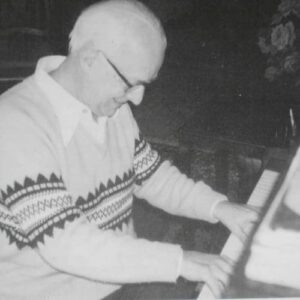 Osvaldo Lacerda playing the piano