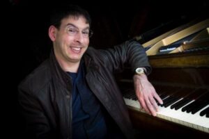Photo of pianist Duncan Honeybourne