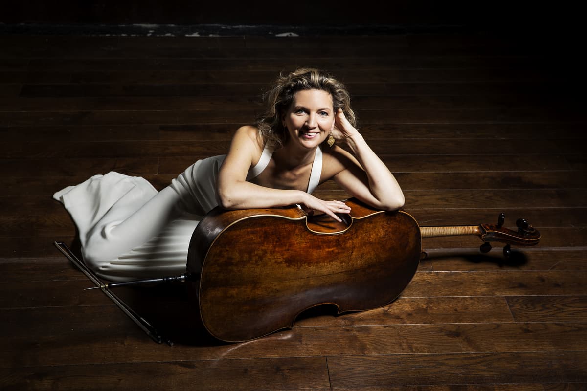 Photo of Ophelie Gaillard with her Baroque cello