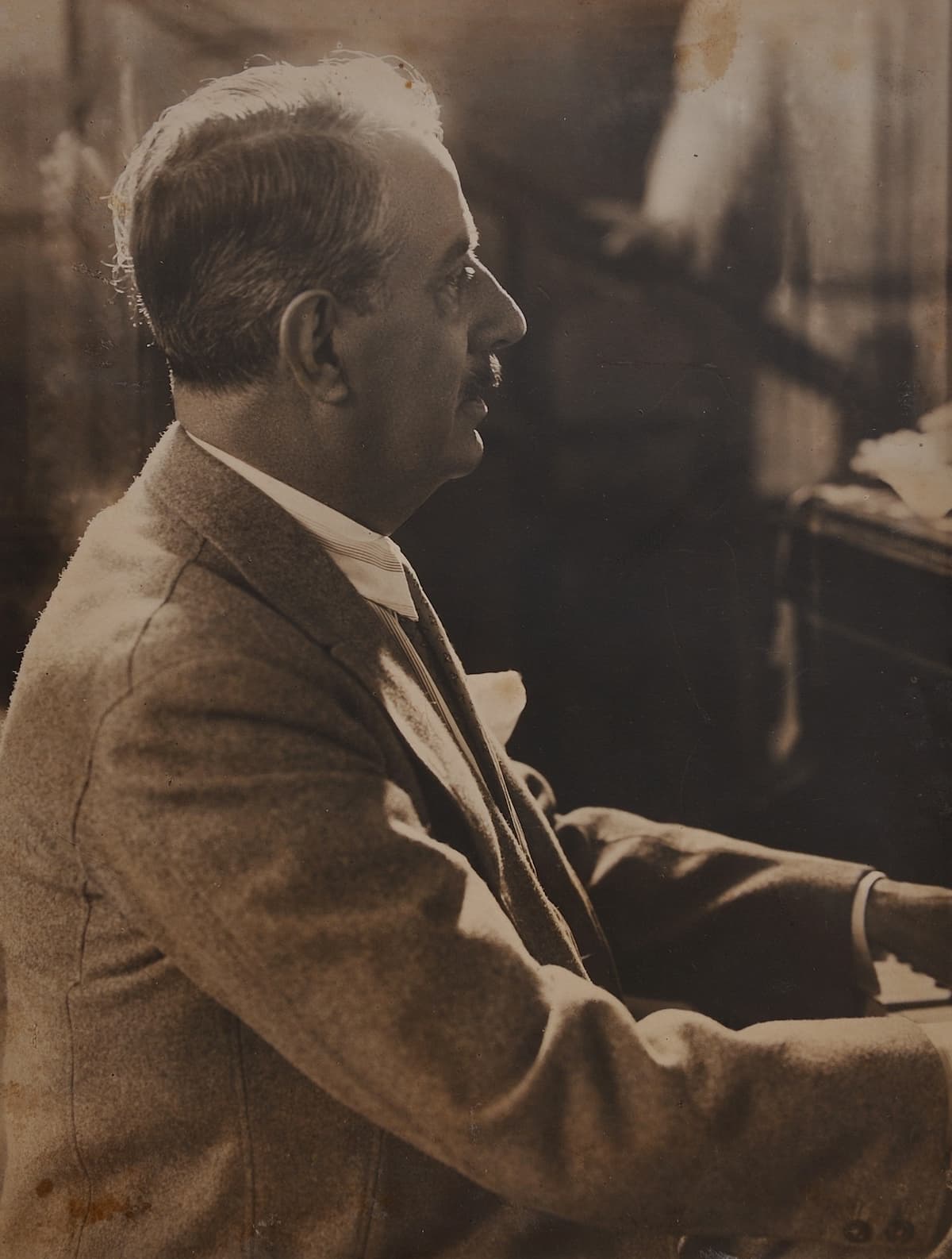 Photo of Giacomo Puccini playing the piano in 1924