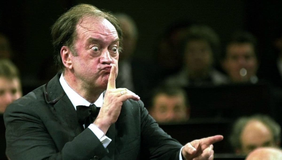 Photo of Nikolaus Harnoncourt conducting