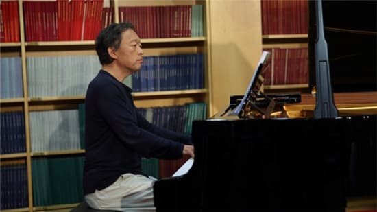 Myung-whun Chung playing the piano
