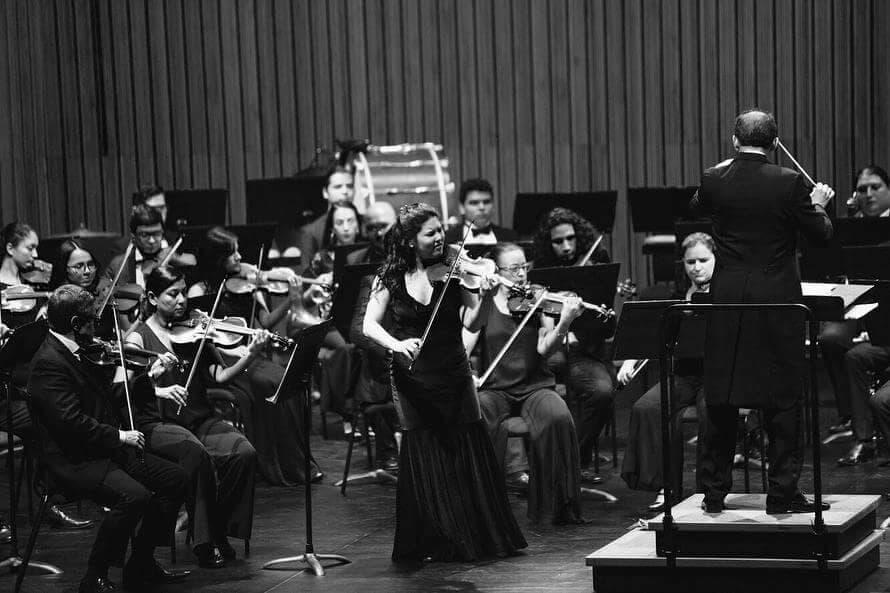 Rachell Ellen Wong performing with the Orquesta Sinfonica, Costa Rica