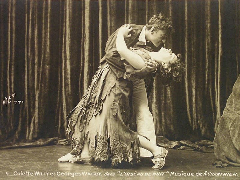 Georges Wague embraces the author and actor Colette in L’Oiseau de Nuit (1911)