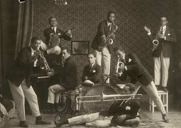 The Oito Batutas performed in nightclubs and cabarets in Paris in 1922