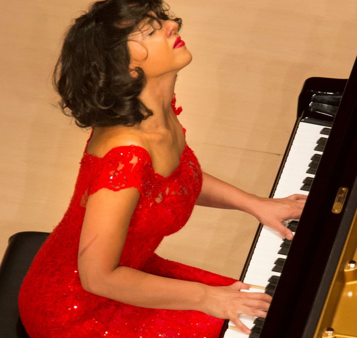 Khatia Buniatishvili performing