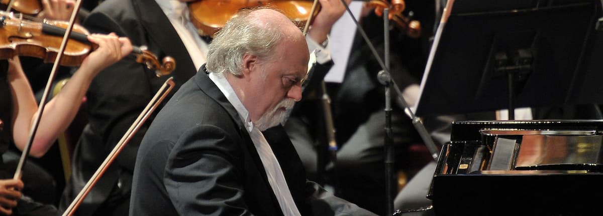 Peter Donohoe performing with an orchestra