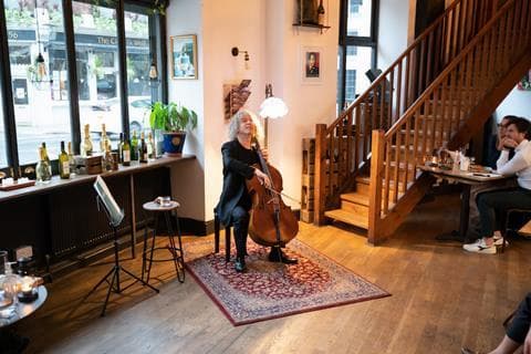 Steven Isserlis performing at Fidelio cafe