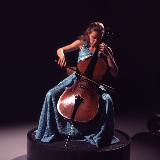 Jacqueline du Pré playing cello