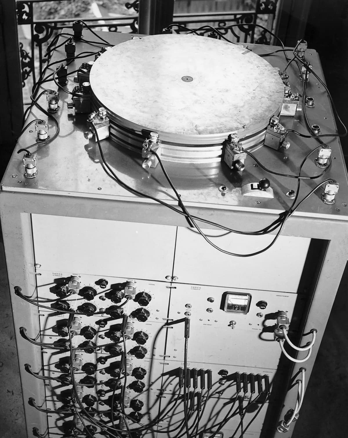 Morphophone, a tape loop-delay mechanism designed by Jacques Pollin