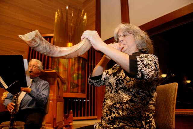 Laurie Friedman playing the shofar
