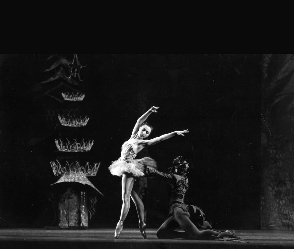 Svetlana Beriosova as The Princess Belle Rose and David Blair as The Green Salamander in the Sadler's Wells Ballet production of The Prince of the Pagodas, 1957 (Royal Opera House Covent Garden) (Photo by Roger Wood)