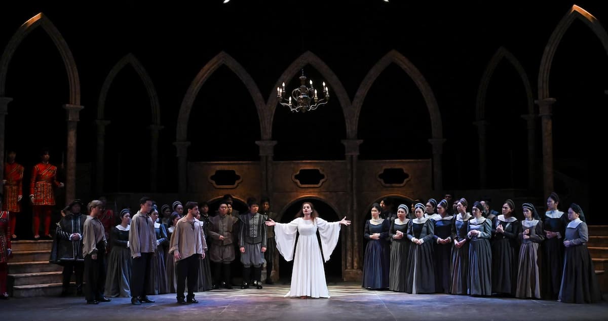 Opera Review: A Tarnished Crown in Donizetti’s <em></noscript><img 
 class=