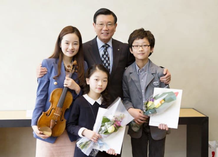 Kumho Asiana Cultural Foundation Chairman Park Sam-koo with Bomsori Kim and two other young talented musicians