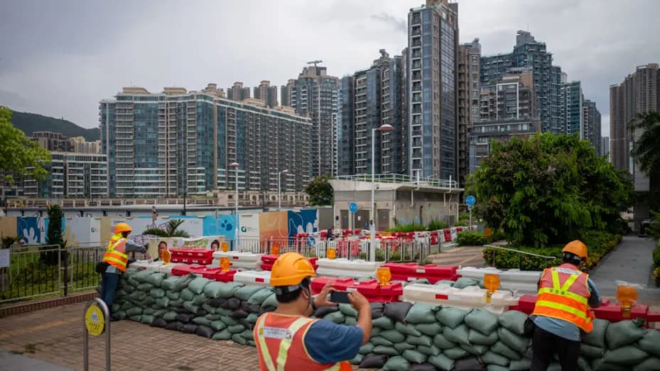 Preparing in Hong Kong for Typhoon Saola, 2023