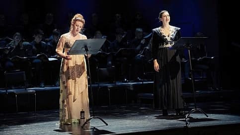 The 2020 Gothenburg production with Katarina Karnéus (L) as Hébé and Matilda Paulsson as Anne (photo by Lennart Sjöberg)