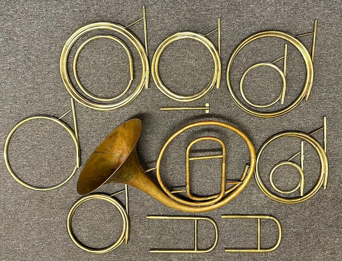 Natural Horn and extra modern crooks, ca. 1820 (Courtois horn) (Photo by Hampson Horns)