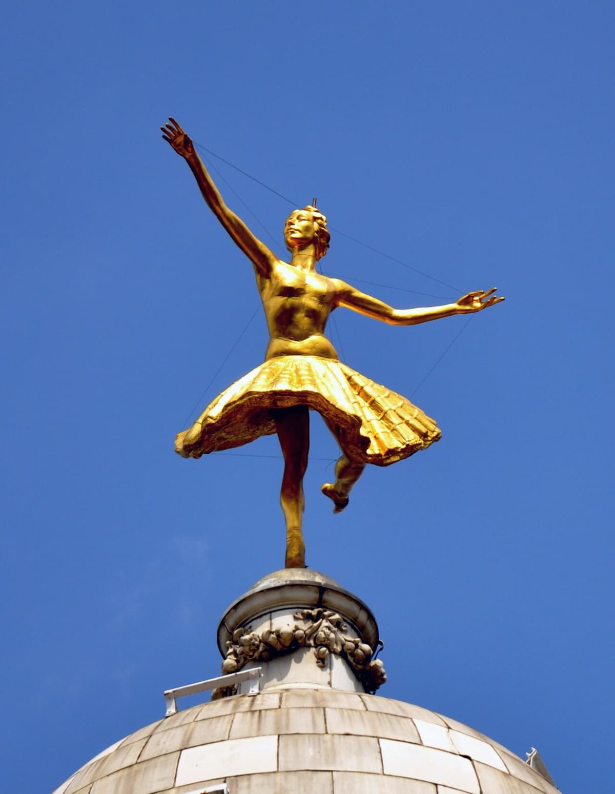 London, Victoria Palace Theatre, rooftop statue of Anna Pavlova