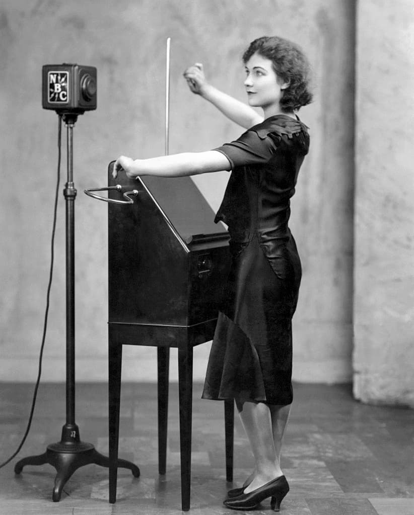 Alexandra Stepanoff playing the theremin on NBC Radio