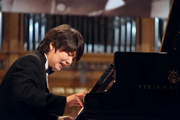 Seong-Jin Cho performing