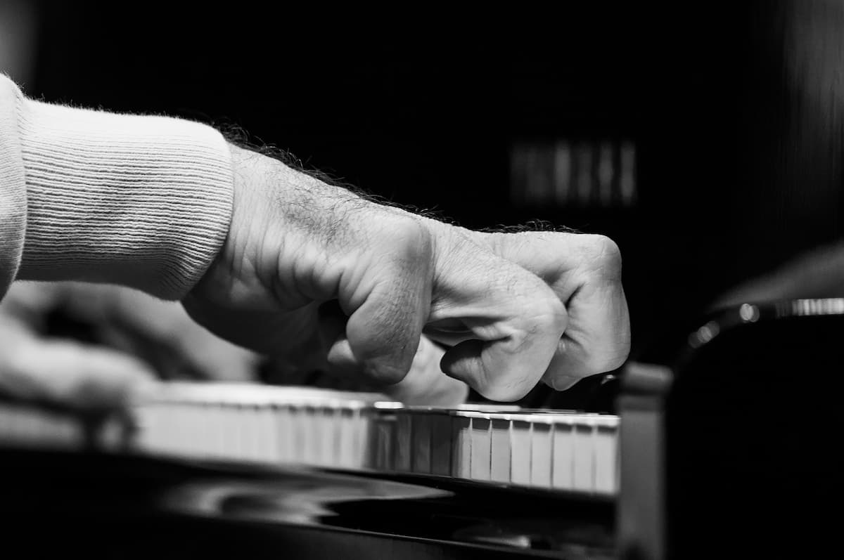 João Carlos Martins's hands