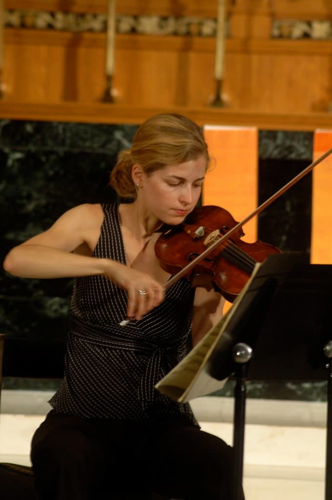 Karina Canellakis playing the violin