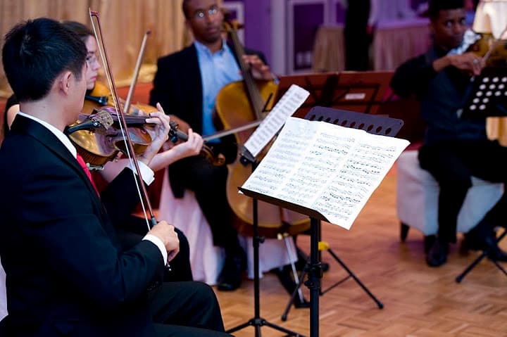 String quartet with extra pages laid out, 2010 (Photo by Pf1988)