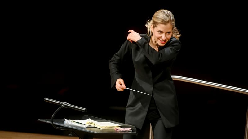 Karina Canellakis conducting the Munich Philharmonic