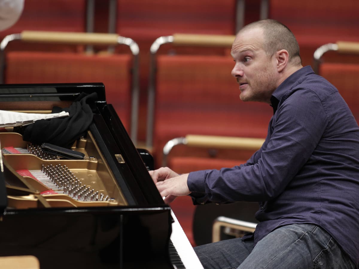 Lars Vogt playing the piano