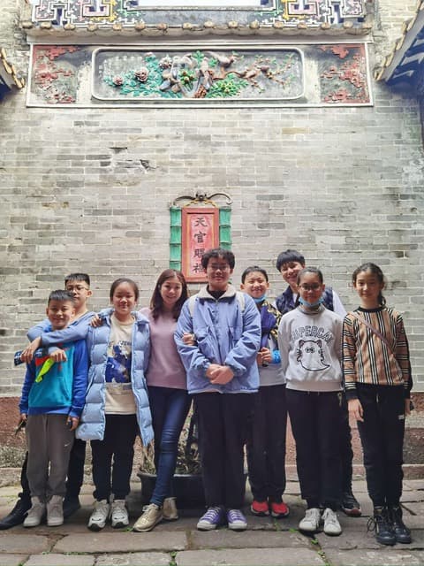 A picture of Vivian Li with her students at her family home